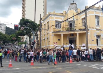 Educadores fazem protesto em Poços pedindo cumprimento do Piso Nacional do Magistério