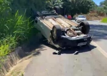 Motorista fica ferida após capotar carro na BR-146