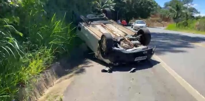 Motorista fica ferida após capotar carro na BR-146