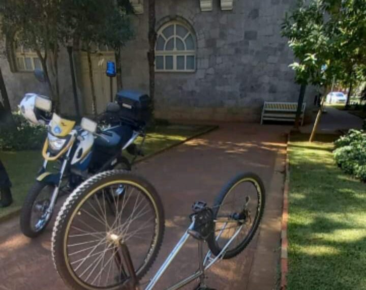 Dupla suspeita de tráfico de drogas foge e deixa bicicleta no Parque José Affonso Junqueira em Poços de Caldas