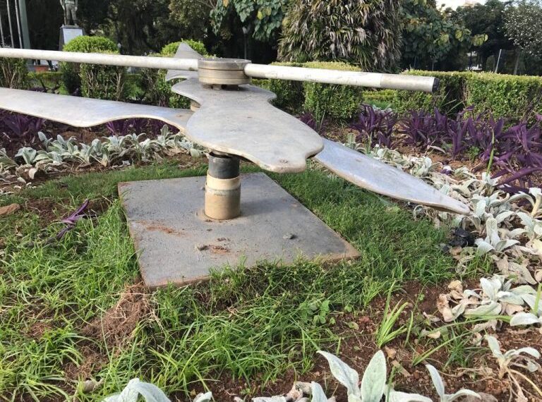 Relógio floral, um dos principais pontos turísticos de Poços, é danificado por vândalos