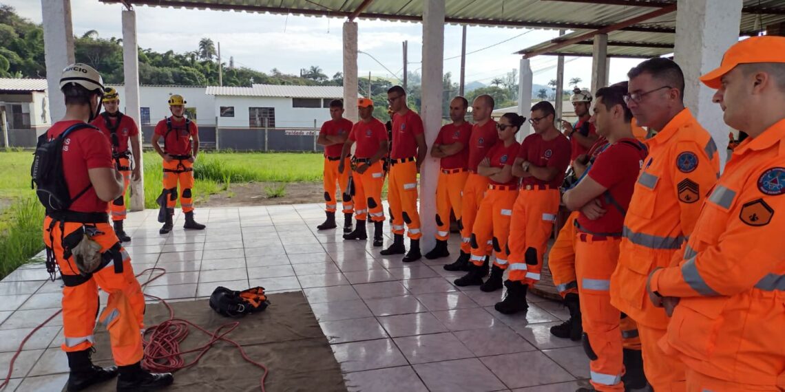 Bombeiros fazem treinamento sobre salvamento em altura