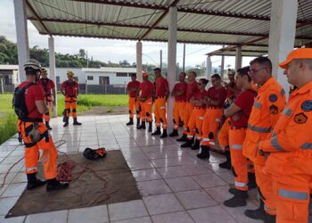 Bombeiros fazem treinamento sobre salvamento em altura
