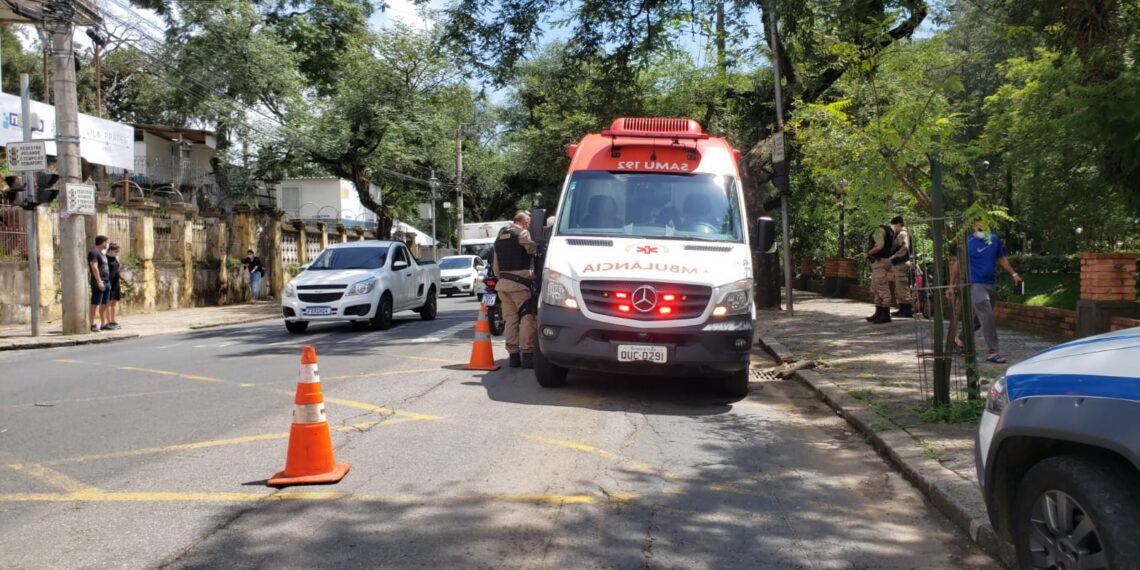 Motociclista atropela ciclista em faixa de pedestre e foge sem prestar socorro em Poços de Caldas