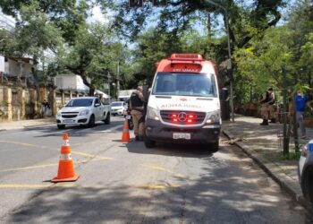 Motociclista atropela ciclista em faixa de pedestre e foge sem prestar socorro em Poços de Caldas