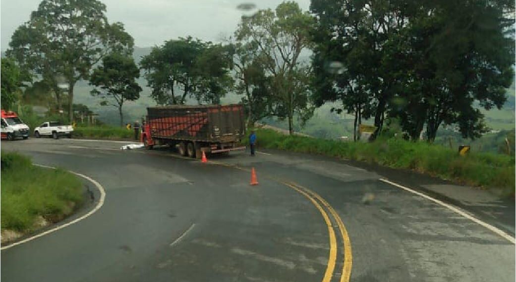 Homem morre em acidente entre moto e caminhão na BR-459