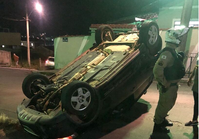 Carro capota na zona leste de Poços de Caldas após colisão em cruzamento