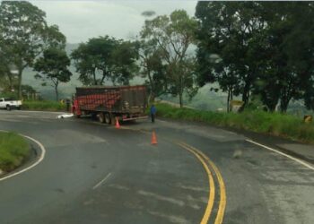 Homem morre em acidente entre moto e caminhão na BR-459