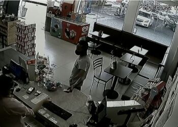 Câmera de segurança registra assalto em conveniência em Poços de Caldas