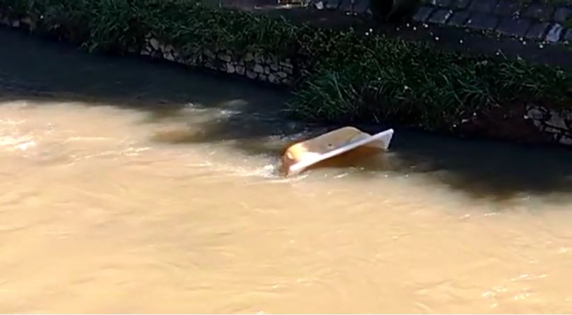 Banheira descartada em ribeirão de Poços será retirada ainda nesta quinta-feira