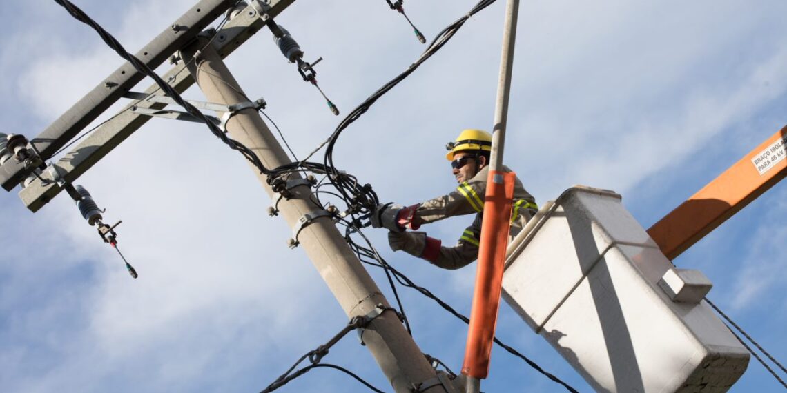 Cemig lança concurso para eletricista de redes de distribuição