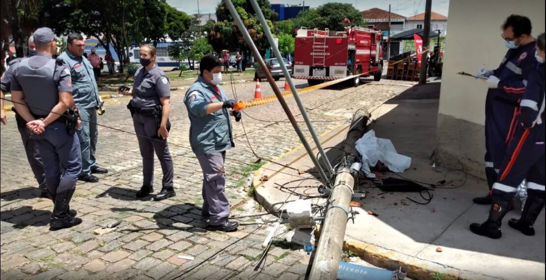 Idoso morre atingido por poste após caminhão enroscar em fios em São José do Rio Pardo