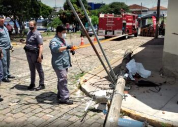 Idoso morre atingido por poste após caminhão enroscar em fios em São José do Rio Pardo
