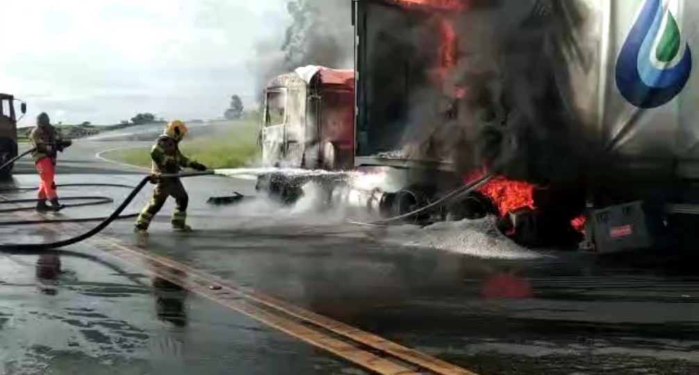 Carreta carregada com 26 toneladas de pó de alumínio pega fogo em Caldas