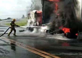 Carreta carregada com 26 toneladas de pó de alumínio pega fogo em Caldas