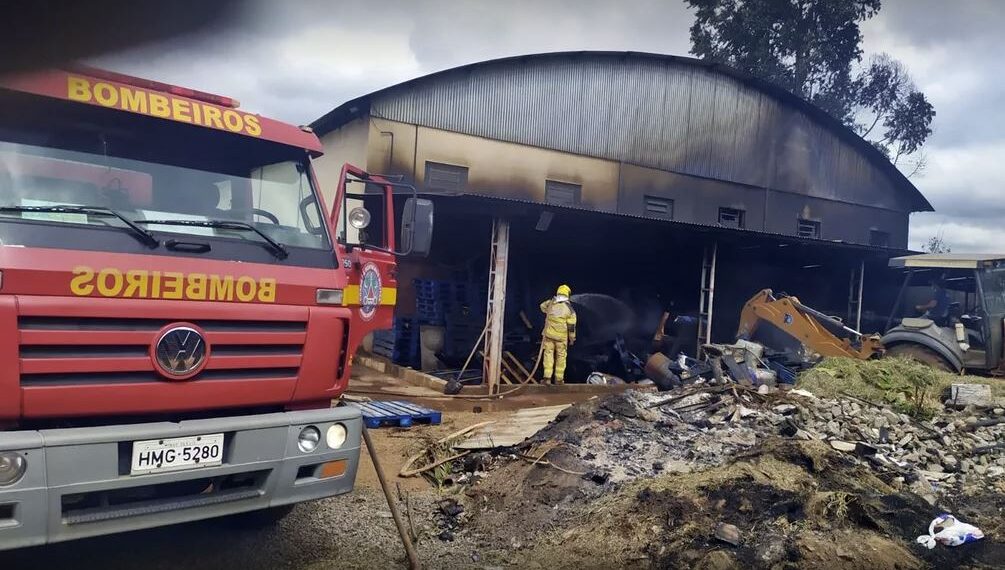 Alfenas: galpão de distribuidora de alimentos fica destruído após incêndio