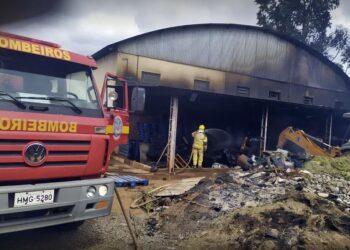Alfenas: galpão de distribuidora de alimentos fica destruído após incêndio