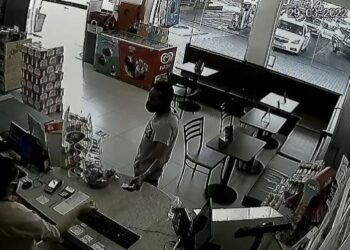 Homem flagrado roubando conveniência de posto de combustíveis é preso pela Polícia Militar em Poços de Caldas