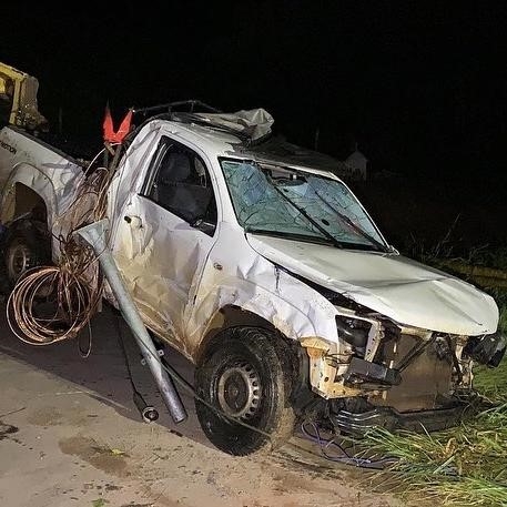 Camionete cai dentro de rio na zona rural de Poços de Caldas