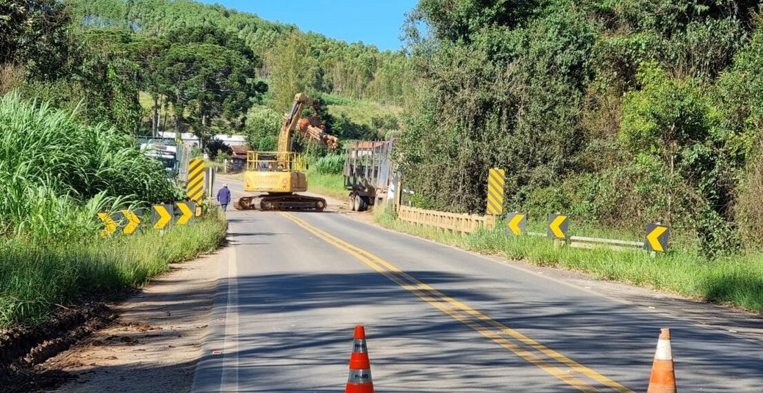 Carreta com mais de 20 toneladas de toras de eucalipto tomba em rodovia de Poços