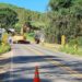 Carreta com mais de 20 toneladas de toras de eucalipto tomba em rodovia de Poços
