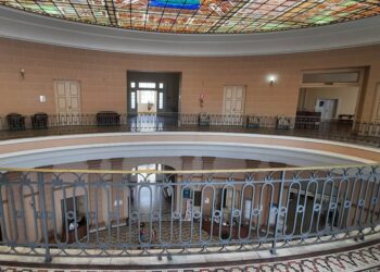 Vitral das Thermas Antônio Carlos em Poços de Caldas foi retirado para limpeza; diz Codemge