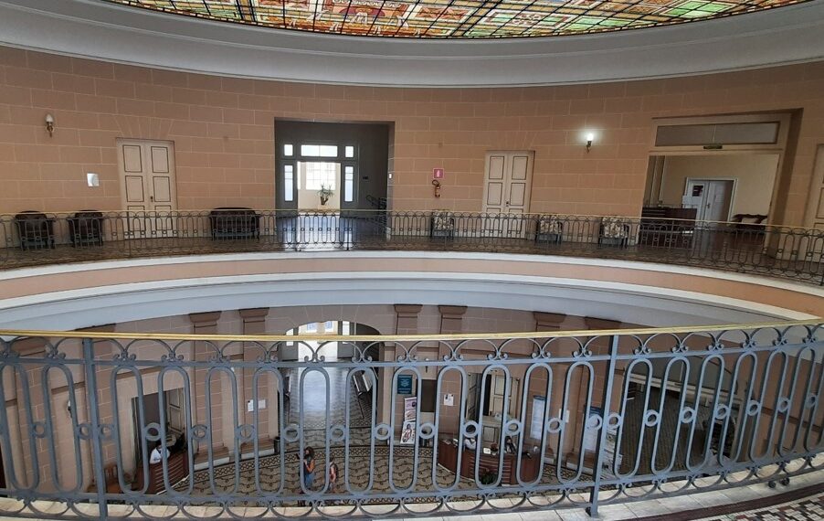 Vitral das Thermas Antônio Carlos em Poços de Caldas foi retirado para limpeza; diz Codemge