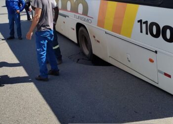 Rompimento em galeria faz ônibus afundar em avenida de Poços de Caldas