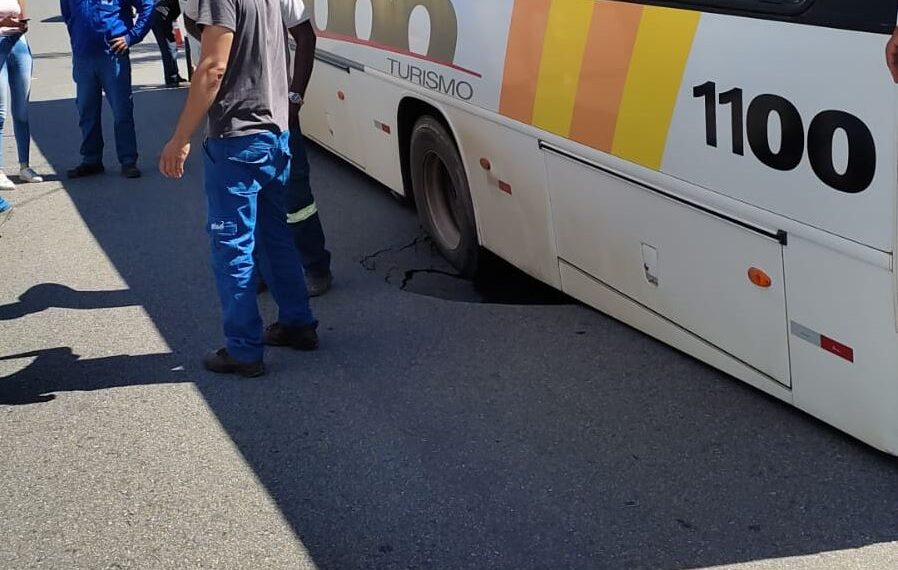 Rompimento em galeria faz ônibus afundar em avenida de Poços de Caldas