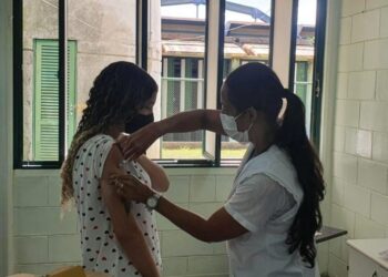 Escolas da Zona Leste são contempladas com a vacina contra COVID-19 em Poços de Caldas