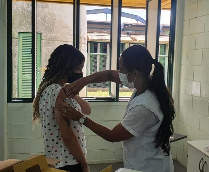 Escolas da Zona Leste são contempladas com a vacina contra COVID-19 em Poços de Caldas