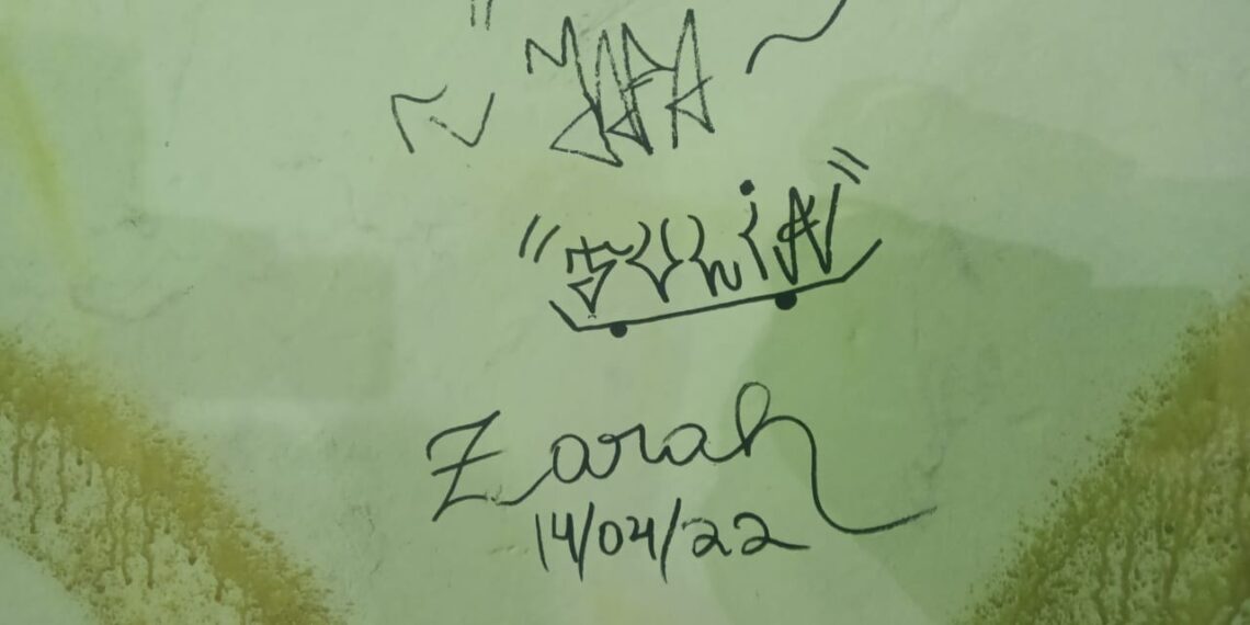 Jovem é flagrado pichando muro na área central de Poços de Caldas