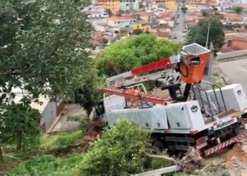 Sem motorista, caminhão anda mais de 20 metros e quase atinge casa em Poços de Caldas