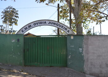 Vacinação contra Covid-19 nas escolas de Poços continua nesta quinta