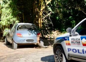 Após acidente, carro é abandonado em Andradas