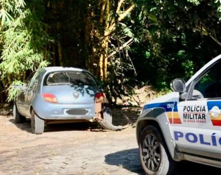 Após acidente, carro é abandonado em Andradas