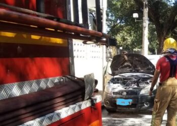 Carro pega fogo na área central de Poços de Caldas