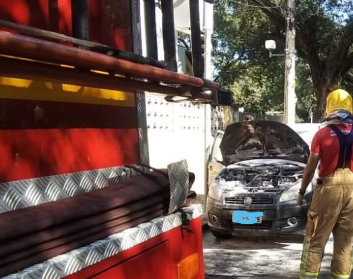 Carro pega fogo na área central de Poços de Caldas