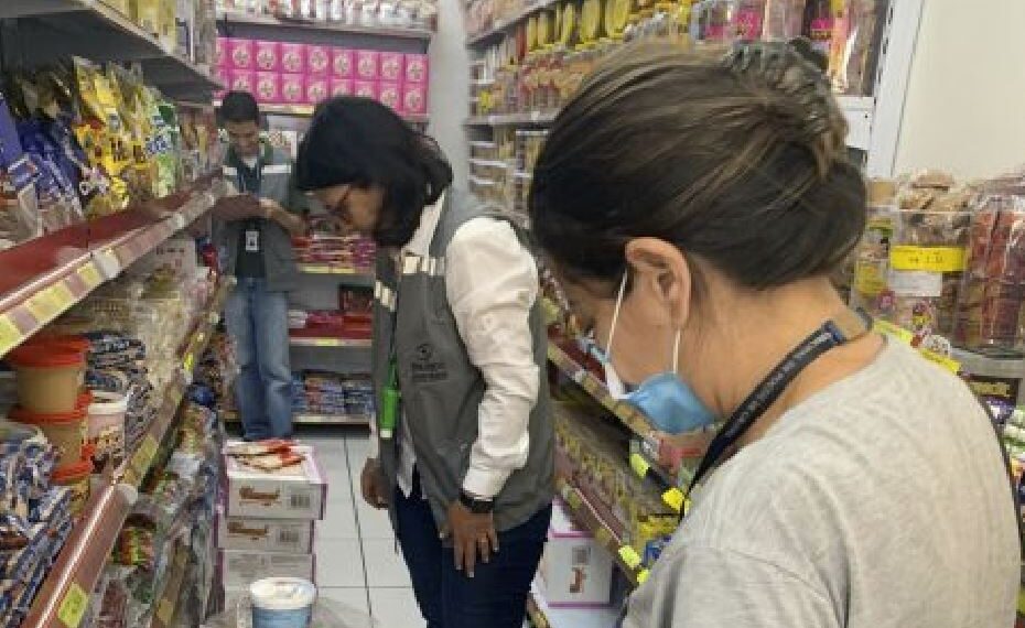 Procon de Poços multa supermercado e loja que vendiam produtos vencidos