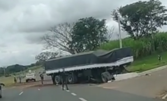 Motorista de caminhão morre em acidente em Espírito Santo do Pinhal