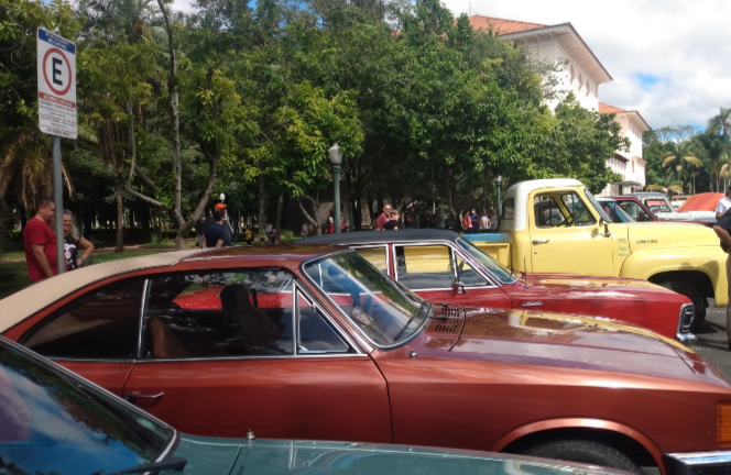 60 carros antigos são expostos neste domingo em Poços de Caldas