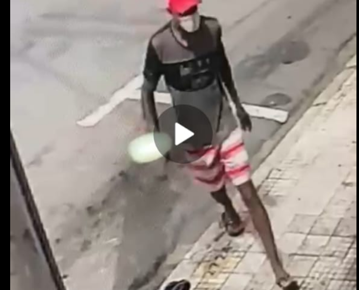 VÍDEO| Homem furta bicicleta de adolescente de 13 anos no centro de Poços de Caldas
