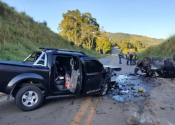 Colisão entre carro e caminhonete mata três jovens em Divinolândia