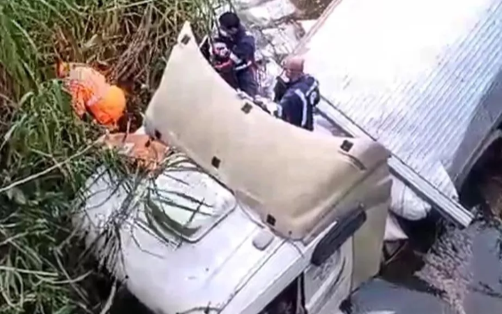 Motorista de caminhão cai a 10 metros de altura de ponte no sul de Minas