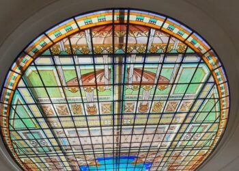 Em duas noites, peças de Vitral das Thermas são recolocadas em Poços de Caldas