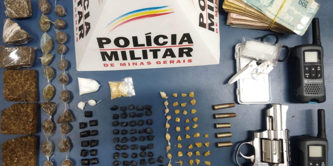 Adolescente de 14 anos é apreendido com drogas, armas, rádio comunicador e dinheiro em Poços de Caldas