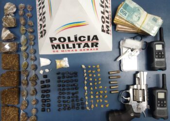 Adolescente de 14 anos é apreendido com drogas, armas, rádio comunicador e dinheiro em Poços de Caldas