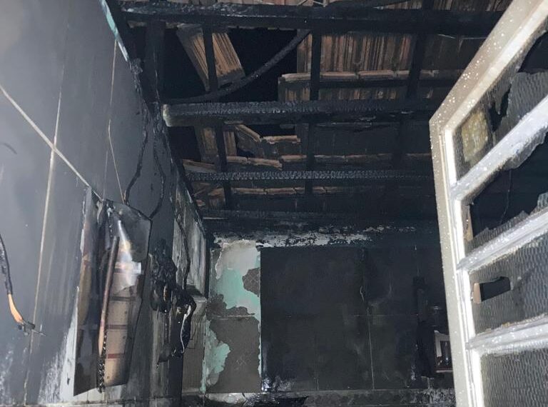 Idoso é resgatado de casa incendiada em Divisa Nova