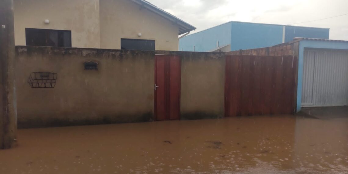 Forte chuva causa alagamentos em ruas de bairro da Zona Sul de Poços de Caldas