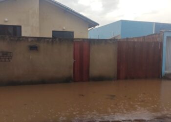 Forte chuva causa alagamentos em ruas de bairro da Zona Sul de Poços de Caldas